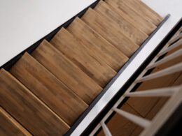 stalen trap met houten treden