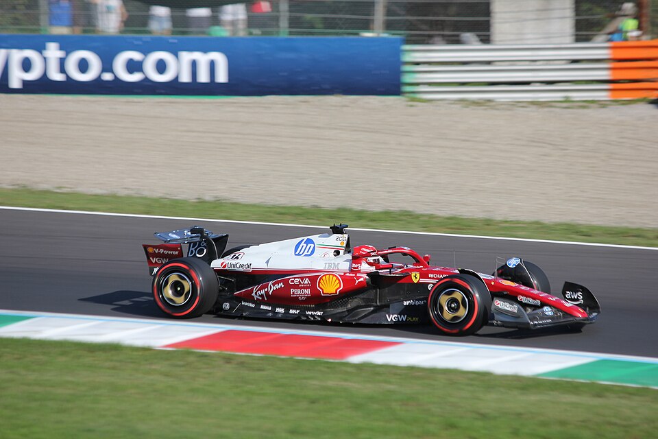 Charles Leclerc in zijn Ferrari tijdens de kwalificatie van de GP van Italie 2025