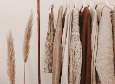 Kledingkast met nette outfits