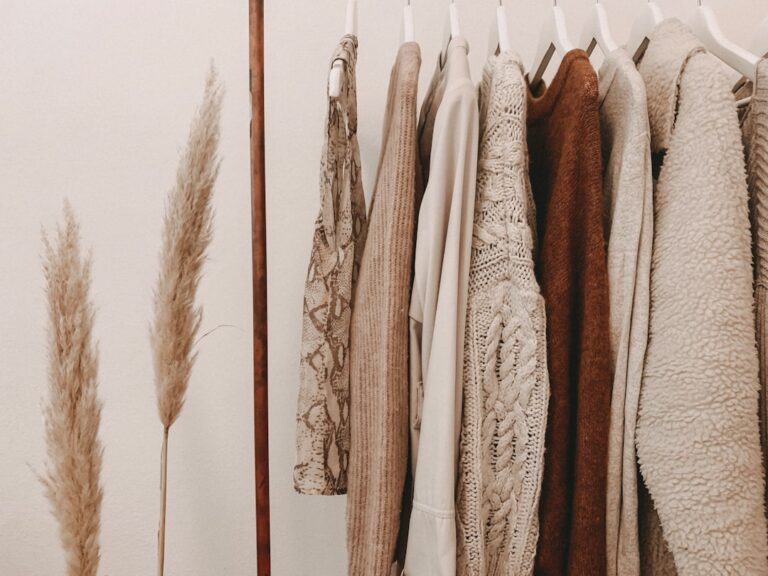 Kledingkast met nette outfits
