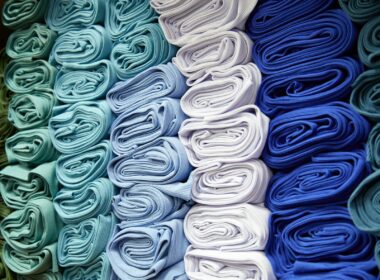 Betaalbare stof per meter vinden voor kleding en interieur