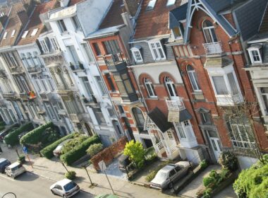 Rij woonhuizen met gevels en kozijnen in een woonstraat