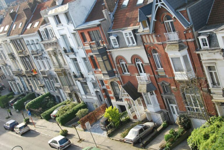 Rij woonhuizen met gevels en kozijnen in een woonstraat