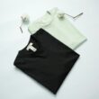 Gevouwen T-shirts op een witte ondergrond