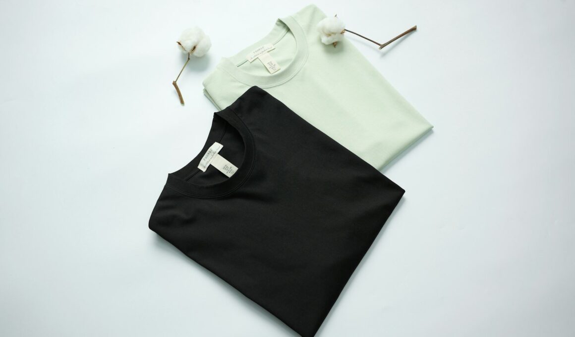 Gevouwen T-shirts op een witte ondergrond