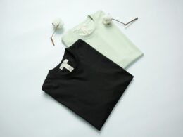 Gevouwen T-shirts op een witte ondergrond