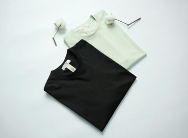 Gevouwen T-shirts op een witte ondergrond