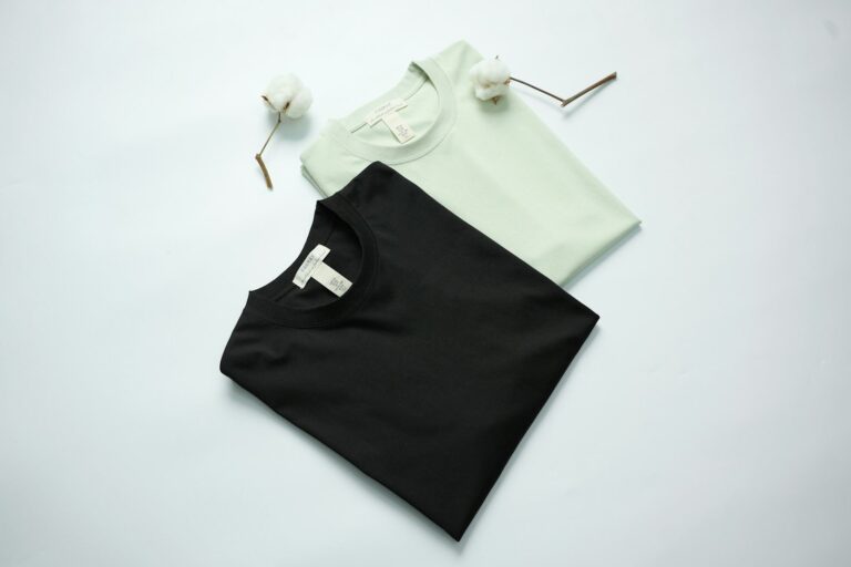 Gevouwen T-shirts op een witte ondergrond